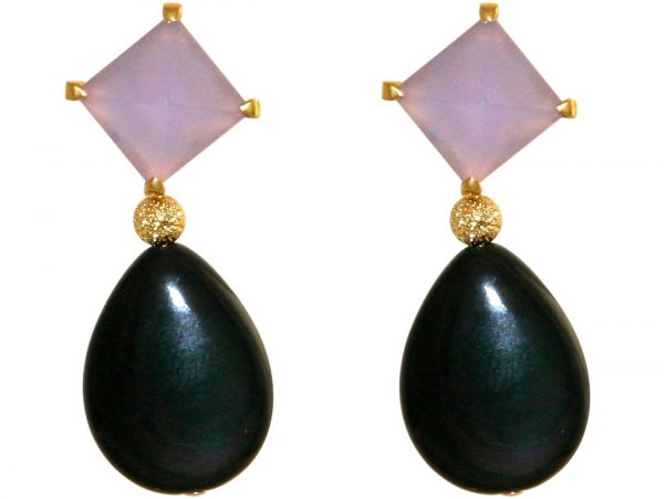 GEMSHINE Ohrringe mit violetten Chalcedon Cabochons und schwarzen Achat Edelstein Tropfen. Ohrhänger aus 925 Silber oder hochwertig vergoldet. Made in München / Deutschland. Im edlen Schmucketui.