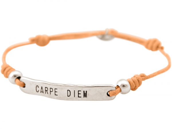 GEMSHINE Damenarmband mit Gravur CARPE DIEM in Silber. Größenverstellbares Knotenarmband mit lachs Kordel und Hand Charm - Made in München / Germany - Im eleganten Schmucketui mit Geschenkverpackung.